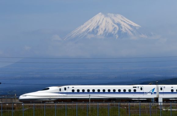 富士山を背景に走る新幹線