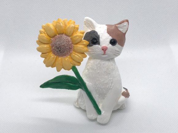 花を持った猫の人形